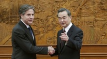 Der stellvertretende US-Außenminister Tony Blinken (links) schüttelt dem chinesischen Außenminister Wang Yi die Hand. Foto: epa/Andy Wong/pool