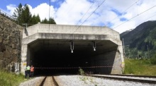 Der Eingang des Stephan-Holzer-Tunnels in Oberwald, wo zwei Züge der Matterhorn Gotthard Bahn kollidierten. Foto: epa/Jean-christophe Bott