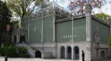 Der Russische Pavillon auf dem Gelände der Kunstbiennale in Venedig gilt als Symbol für die Spannungen rund um die Ausstellung. Foto: dpa/Felix Hörhager