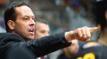 Marco Sturm gestikuliert beim Deutschland-Cup-Spiel gegen die USA an der Bande. Foto: EPA/Karl-josef Hildenbrand