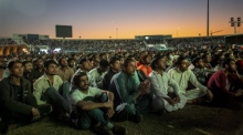 Fußball-Fans verfolgen das Spiel der FIFA Fußball-Weltmeisterschaft Katar 2022. Foto: epa/Martin Divisek