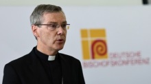 Bischof Heiner Wilmer aus Hildesheim spricht während einer Pressekonferenz im Rahmen der Frühjahrsvollversammlung der Deutschen Bischofskonferenz. Foto: epa/Ronald Wittek