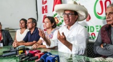 Ein Präsidentschaftskandidat spricht bei einer Pressekonferenz in Lima nach der Stimmabgabe während der Parlaments- und Präsidentschaftswahl. Foto: epa/Aldair Mejia