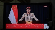 Auf dem Bildschirm ist eine TV-Erklärung des Houthi-Militärsprechers Yahya Sarea über neue Angriffe auf Schiffe in Sana'a zu sehen. Foto: epa/Yahya Arhab