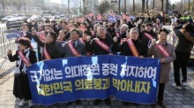 Südkoreas Ärzte protestieren weiterhin gegen die Einstellungspläne der Regierung. Foto: epa/Yonhap South Korea Out