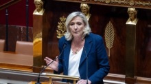 Marine Le Pen spricht in der Nationalversammlung während einer Debatte zum Nahostkonflikt und positioniert ihre Partei. Foto: EPA/Christophe Petit Tesson