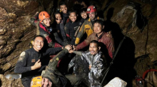 Dieses von Metta Tham Rescue Kalasin veröffentlichte Bild zeigt Rettungskräfte, die sich in einer überfluteten Höhle in der Provinz Xaisomboun, versammeln. Foto: -/Metta Tham Rescue Kalasin/ap/dpa