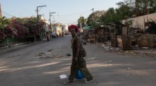 Ein Bewohner geht eine Straße in Port-au-Prince entlang. Foto: epa/Johnson Sabin
