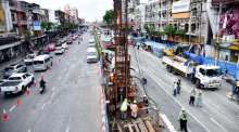 Blick auf die Baustelle der südlichen Purple Line auf der Prajadhipok Road nahe Wongwian Yai, wo es zu einem Straßeneinbruch kam. Bild: Bangkok Metropolitan Administration (BMA)