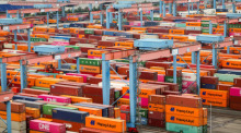 Container werden am Container Terminal Altenwerder (CTA) der Hamburger Hafen und Logistik AG (HHLA) gelagert und verladen. Foto: Christian Charisius/dpa
