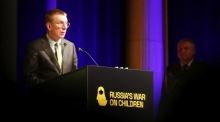 Der lettische Präsident Edgars Rinkevics spricht auf der internationalen Konferenz "Russlands Krieg gegen Kinder" in Riga. Foto: epa/Toms Kalnins