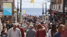 Touristen in Benidorm: Tausende verbringen die Osterwoche an Spaniens Küste, während die Stadt von Urlaubern belebt ist aktuell. Foto: epa/Morell