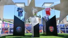 Die Trophäe der UEFA Champions League Final 2026 wird zur Eröffnung der Fan Zone auf dem Heldenplatz in Budapest präsentiert. Foto: EPA/Tibor Illyes