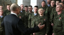 Der russische Präsident Wladimir Putin spricht mit russischen Soldaten während einer Auszeichnungszeremonie bei seinem Besuch des Hauptquartiers des Südlichen Militärbezirks in... Foto: epa/Russisches Verteidigungsministerium Pressedienst/handout