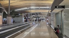 Rechts im Bild eine der Raucherkabinen im neuen SAT-1-Terminal des Suvarnabhumi International Airport in Bangkok, die jedoch im Jahr 2025 geschlossen wurden. Foto: Jahner