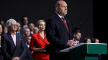 Der ehemalige bulgarische Präsident Rumen Radew hält eine Rede auf der Abschlusskundgebung seiner Kampagne vor der vorgezogenen Parlamentswahl in Bulgarien. Foto: Valentina Petrova/Ap/dpa