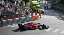 Der monegassische Formel-1-Pilot Charles Leclerc von der Scuderia Ferrari in Aktion während der zweiten Trainingssitzung zum Großen Preis von Monaco. Foto: epa/Christian Bruna