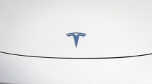 Das Tesla Logo auf einem Model 3 Elektrofahrzeug in Peking. Foto: epa/Mark R. Cristino
