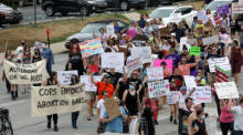 Protestler versammeln sich vor der Bibliothek von Indianapolis. Foto: epa/John Sommers Ii