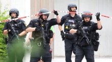 Spezialkräfte der bayerischen Polizei gehen nach einem Vorfall mit mehreren Verletzten über das Gelände des Welfen-Gymnasiums. Foto: dpa/Karl-josef Hildenbrand