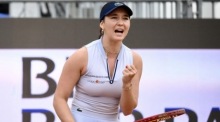 Die deutsche Tennisspielerin Eva Lys schlägt beim WTA-Turnier in Rom gegen Naomi Osaka aus Japan auf. Foto: epa/Alessandro Di Meo