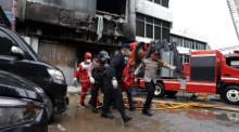 Rettungskräfte tragen ein Opfer nach einem tödlichen Brand aus einem Gebäude in Jakarta. Archivfoto: epa/Mast Irham