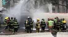 Explosion eines Gastanklasters in Mexiko-Stadt Feuerwehrleute bekämpfen Flammen nach Explosion eines Lastwagens – drei Tote, 70 Verletzte gemeldet. Foto: epa/Mario Guzman
