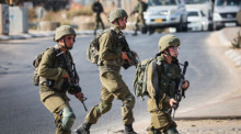 Israelische Soldaten blockieren eine Straße im Westjordanland. Foto: Ilia Yefimovich/dpa