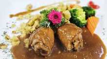 Saftig geschmorte Schweineroulade mit herzhafter Füllung, serviert mit Polenta und Gemüse. Fotos: Jaybee'Swiss Restaurant