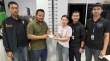 Ein ehrlicher Finder übergibt das aufgefundene Mobiltelefon an die Eigentümerin. Die Polizei von Na Jomtien koordinierte die Rückgabe nach Auswertung von Überwachungskameraaufnahmen. Bild: TMN.TV