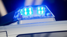 Ein Blaulicht leuchtet an einer Polizeistreife. Foto: Lino Mirgeler/dpa