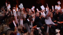 Während des Kongresses zur Wahl der Funktionäre der ungarischen Regierungspartei Fidesz stimmen die Delegierten über die Tagesordnung ab. Foto: epa/Szilard Koszticsak Ungarn Aus