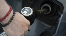 Ein Mann hat einen Diesel-Zapfhahn an der Trigema-Tankstelle in Burladingen in der Hand. Foto: Marijan Murat/dpa