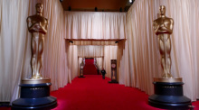 Oscar-Figuren stehen auf dem roten Teppich vor dem Dolby Theatre. Foto: Barbara Munker/dpa