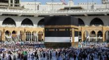 Muslimische Gläubige umschreiten zum Abschied die Kaaba in der Großen Moschee in Mekka. Foto: epa/Ashraf Amra