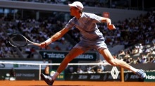 Italiens Tennisstar Jannik Sinner schlägt bei den French Open in Paris einen Ball im Zweitrundenmatch gegen Juan Manuel Cerundolo. Foto: EPA/Mohammed Badra