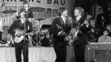Die Beatles, (l-r) George Harrison, Paul McCartney, John Lennon und im Hintergrund am Schlagzeug Ringo Starr, treten im Circus Krone-Bau auf. Foto: Gerhard Rauchwetter/dpa