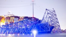 In Baltimore ist die Francis Scott Key Bridge nach dem Zusammenstoß mit einem Containerschiff teilweise eingestürzt. Foto: epa/Jim Lo Scalzo