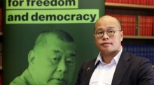 Sebastian Lai hält in London eine Pressekonferenz zum Gerichtsverfahren gegen seinen Vater Jimmy Lai ab. Foto: epa/Andy Rain
