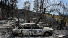 Ausgebrannte Fahrzeuge nach dem verheerenden Waldbrand bei Los Gallardos in der südspanischen Provinz Almería. Foto: Carlos Barba/epa