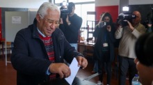 Der portugiesische Ministerpräsident Antonio Costa gibt in einem Wahllokal in Lissabon seinen Stimmzettel für die Parlamentswahlen ab. Foto: epa/Carlos M. Almeida