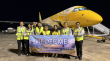 Empfang des Erstflugs von Scoot aus Singapur auf dem Vorfeld des Flughafens Chiang Rai mit Vertretern von Tourismus, Flughafen und Provinz. Foto: Tourism Authority Of Thailand