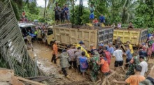 Das Nationale Amt für Katastrophenmanagement (BNPB) zeigt, wie Retter die Leiche eines Erdrutschopfers in Padang Pariaman in der Provinz Westsumatra abtransportieren. Foto: epa/National Board For Disaster Management/handout