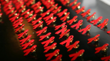 Rote Aids-Schleifen sind in Berlin auf einer Operngala für die Aids-Stiftung ausgelegt. Foto: Jens Kalaene/dpa-zentralbild/dpa