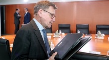 Außenminister Johann Wadephul trifft zur wöchentlichen Kabinettssitzung der Bundesregierung in Berlin ein. Foto: epa/Filip Singer