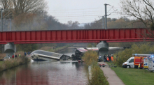 General view of a crash of a TGV train that fell from a bridge in Eckwersheim. Foto: Jean Marc Loos/dpa