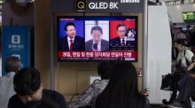 Menschen sehen in einem Bahnhof in Seoul einen Nachrichtenbeitrag über den südkoreanischen Präsidenten Yoon Suk Yeol (L), den japanischen Premierminister Fumio Kishida (C) und den chinesischen Premierminister Li Qiang ... Foto: epa/Jeon Heon-kyun