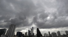 Dunkle Gewitterwolken ziehen über Bangkok auf. Vielerorts werden Starkregen und Gewitter erwartet. Foto: epa/Rungroj Yongrit
