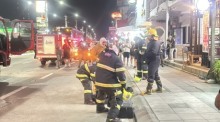 Feuerwehrkräfte und Rettungsteams sichern den Bereich an der Pattaya-North-Road während des nächtlichen Brandeinsatzes ab. Bild: TMN.TV