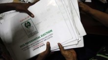 Wahlleiter stellen die Wahlergebnisse im Büro der unabhängigen Wahlkommission (INEC) in Lagos zusammen. Foto: epa/Akintunde Akinleye